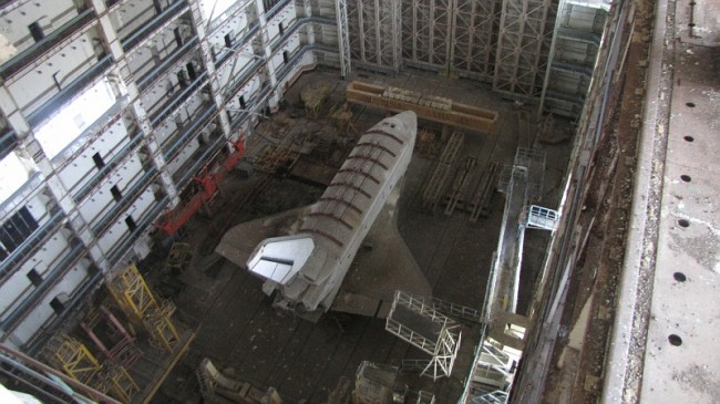 Navettes spatiales abandonnées dans un hangar du cosmodrome de Baikonour