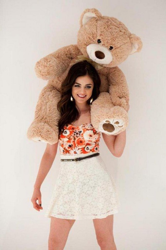 lucy hale ours en peluche