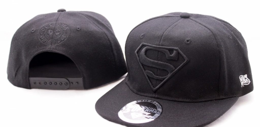 casquette-superman-noire-visiere-plate-logo-noir