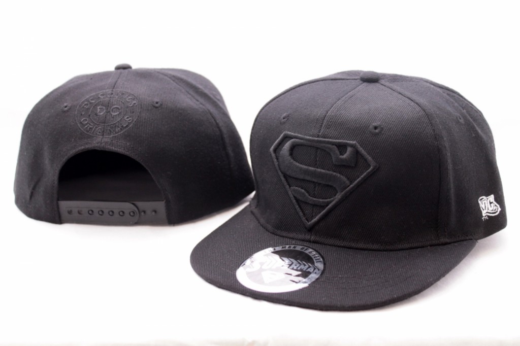 casquette-superman-noire-visiere-plate-logo-noir